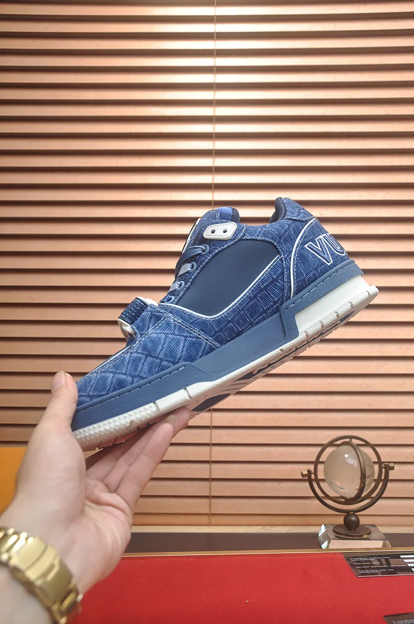 Men's men's shoes 💰640💶Original development, quality shipping, welcome to compare - LV sneaker series LV Trainer Maxi sneakers introduce the loose silhouette of the ready-to-wear series into the LV Trainer sneaker design written by Virgil Abloh, making an eye-catching appearance in the spring and summer men's wear shows. The cow leather upper is combined with rough fabric laces, and colorful beading highlights the brand's classic elements. LV letters mark the tongue and Monogram floral outsole. Mixed materials Made of first-layer cowhide, wrapped in imported custom-printed denim, thick shoelace design, large Monogram print on the side, "lv 54" badges on the tongue and heel, rubber outsole decorated with Monogram flowers, mesh lining and cotton feet, the comfort is as extreme as ever, premium heritage, quality first, worth owning! Size: Women's 35-39 (customized at 40, non-refundable) Men's 39-45 (customized at 38.46, non-refundable) ♡Full set of packaging with original gift box